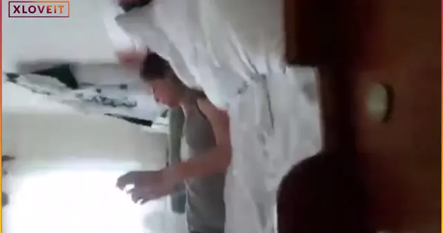 Kuaför çırağı Melis sakso çekip zevkle sikiliyor — Amatör Porno · sahne 2