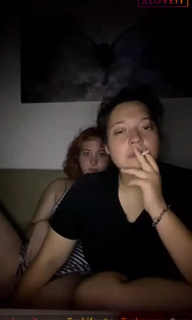 Lezbiyen Öpüşme Buseece çifti canlı yayında yiyişti — Canlı Yayınlar · sahne 2