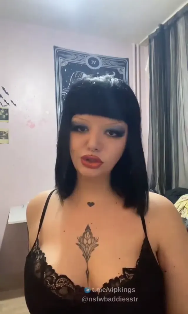Lilith — Lilith ifşa Dövmeli kaküllü kızdan Mico yayını · sahne 2