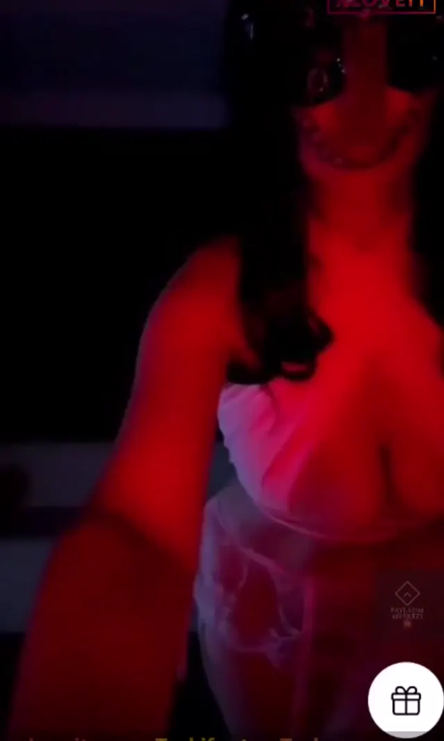 Çağla Somuncu Porno Koltukta kucakta içinde gezdirdi — Çağla Somuncu — Amatör Porno · sahne 3