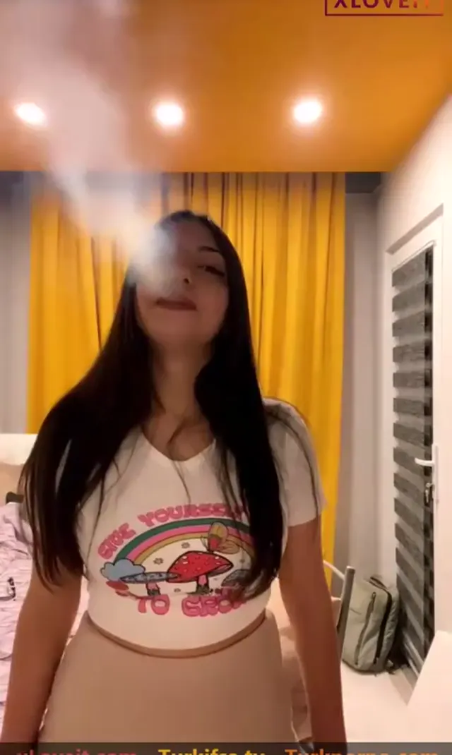 Megan Perez — Megan Perez ifşa Çıtır kız eteğinin altından amını okşadı · sahne 1