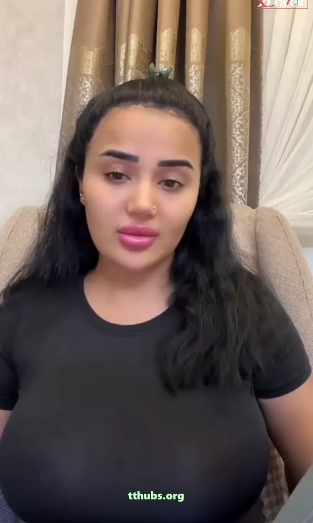 Melek Azad — Melek Azad Ifşa Kocaman Memeleriyle Yayın Videosu · sahne 1