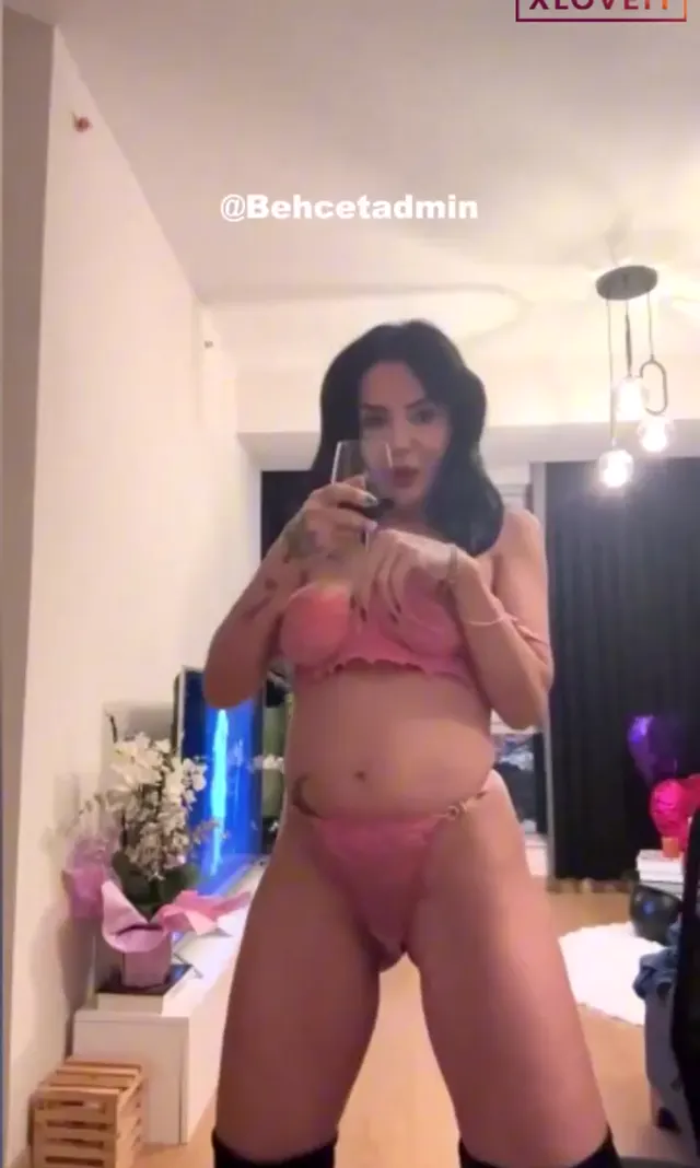 Melek Özçağan ifşa Şarap içip nude dans etti — Melek Özçağan — Canlı Yayınlar · sahne 2