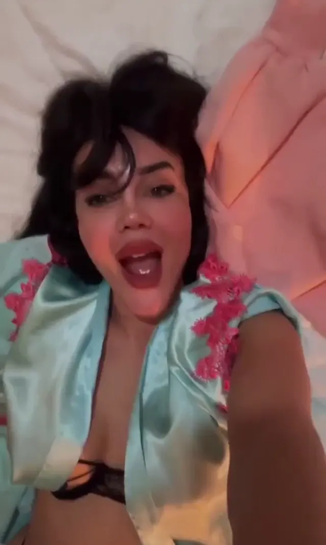Melek Özçağan ifşa Yatağında sexy nude yayın açtı — Melek Özçağan — Canlı Yayınlar · sahne 1