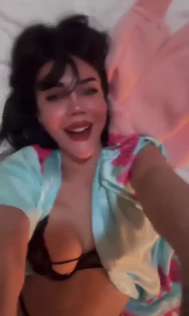 Melek Özçağan ifşa Yatağında sexy nude yayın açtı — Melek Özçağan — Canlı Yayınlar · sahne 2