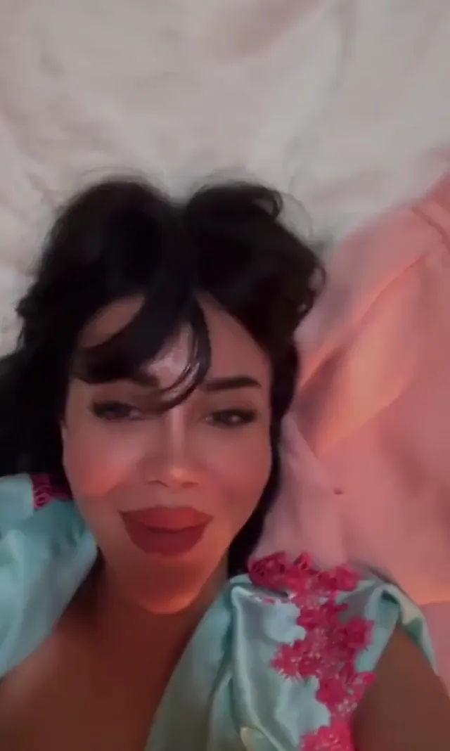 Melek Özçağan ifşa Yatağında sexy nude yayın açtı — Melek Özçağan — Canlı Yayınlar · sahne 3