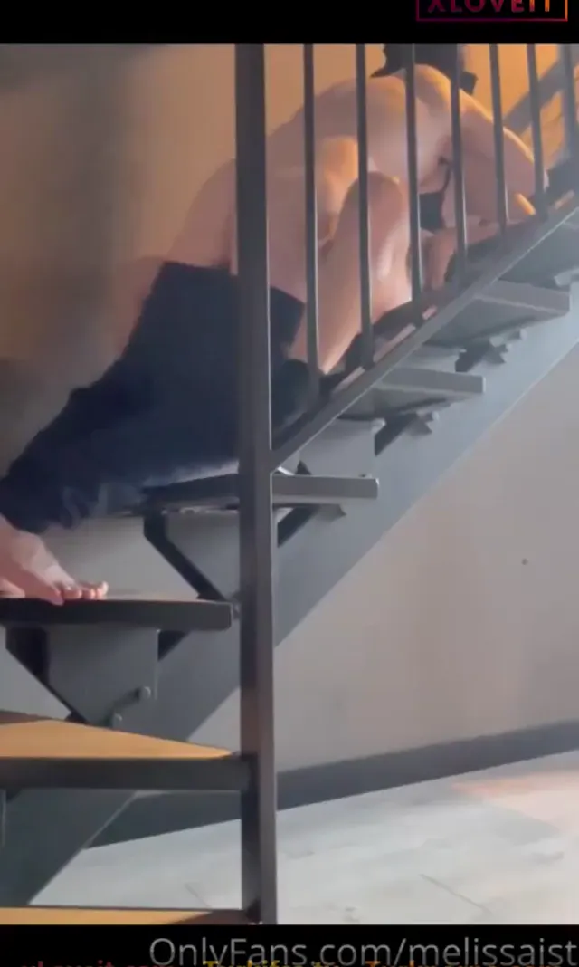 Konulu Porno Melissaist ahşap merdivenlerde seks videosu — Melissaist — Konulu Porno · sahne 3