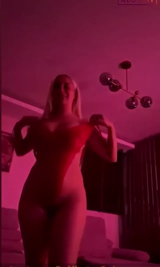 Merve Sanay ifşa ünlü fenomen loş ortamda nude — Merve Sanay — Canlı Yayınlar · sahne 2