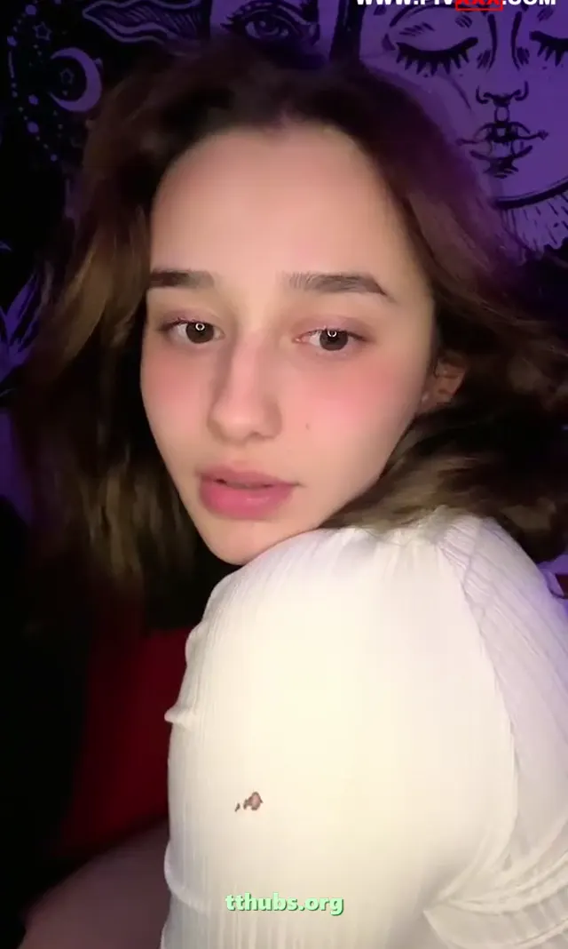 Naz elbir sevgilisiyle öpüşürken kameraya bakıyor - Porno Video — Naz Elbir — Türk ifşa · sahne 2