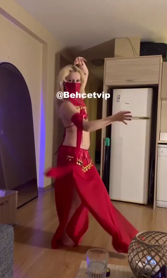 Nazenin ifşa Seksi hatun dansöz kostümüyle kıvırttı — Nazenin — Türk ifşa · sahne 2