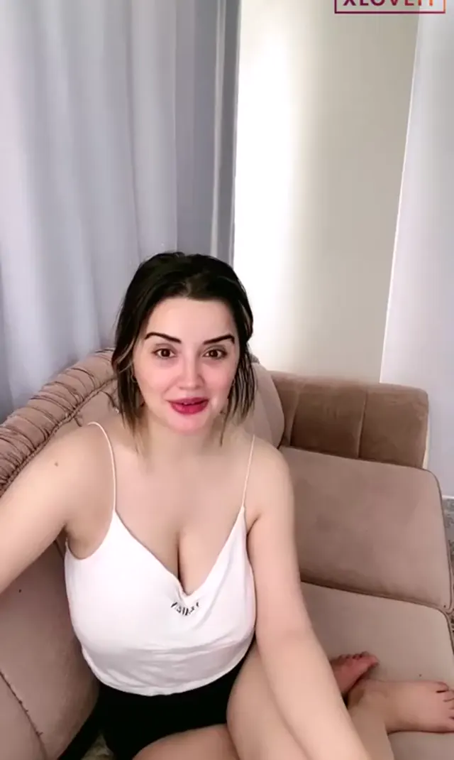 Nur ifşa Büyük göğüslü kızın gündüz yayını — Canlı Yayınlar · sahne 2