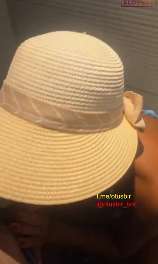 Outdoor Porno Tatilde tuvalette eşinin azına verdi — Outdoor — Amatör Porno · sahne 1