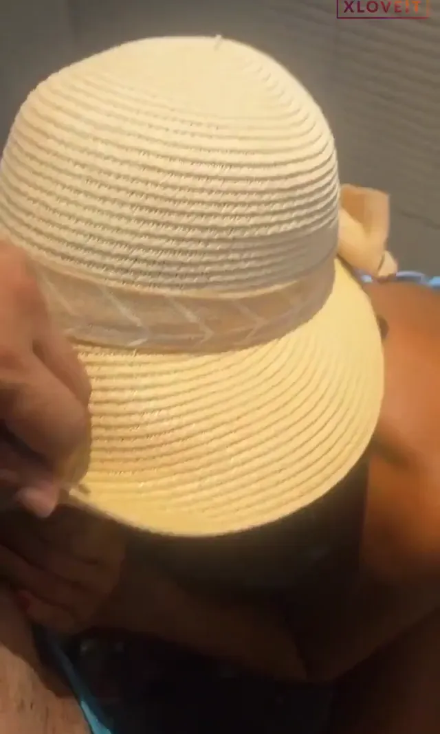 Outdoor Porno Tatilde tuvalette eşinin azına verdi — Outdoor — Amatör Porno · sahne 3