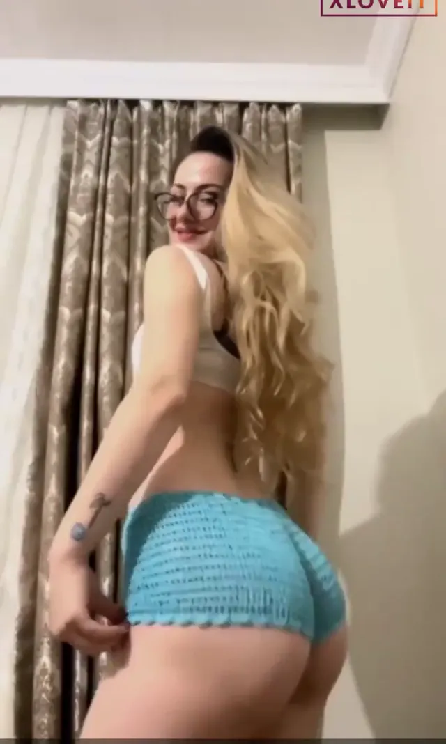 Türk ifşa Öznur Güven sexy kalçalarını sergiledi — Öznur Güven — Canlı Yayınlar · sahne 3