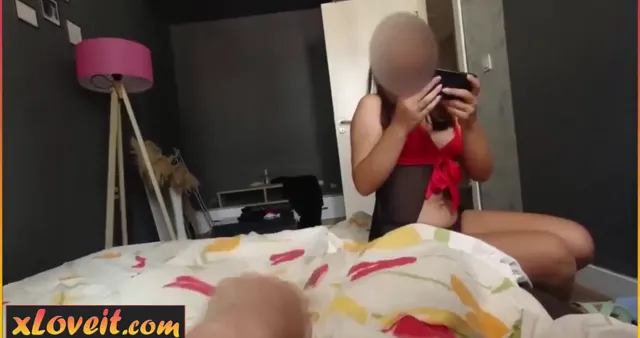 Porno izleyen kuzenine yardımcı olan olgun abla — Konulu Porno · sahne 1