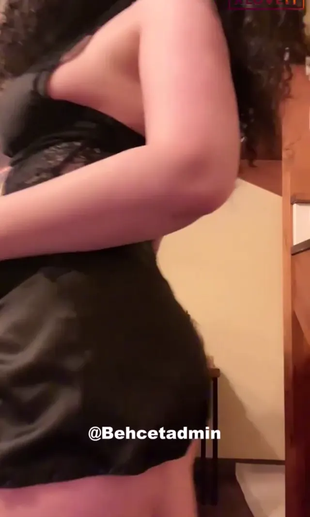 Porno Yıldızı ifşa Kıvırcık kız gecelikle yayında — Canlı Yayınlar · sahne 2