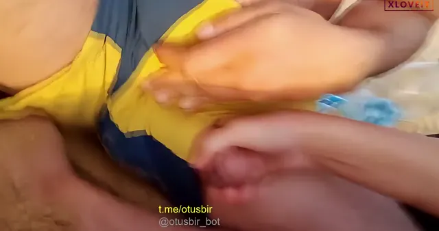 Public Porno Pilajda sevgilisinin sikini ovaladı — Türk Porno · sahne 1