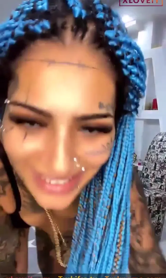 Raperin Yılmaz ifşa Müziğe dayanamayıp twerk yaptı — Raperin Yılmaz — Canlı Yayınlar · sahne 2