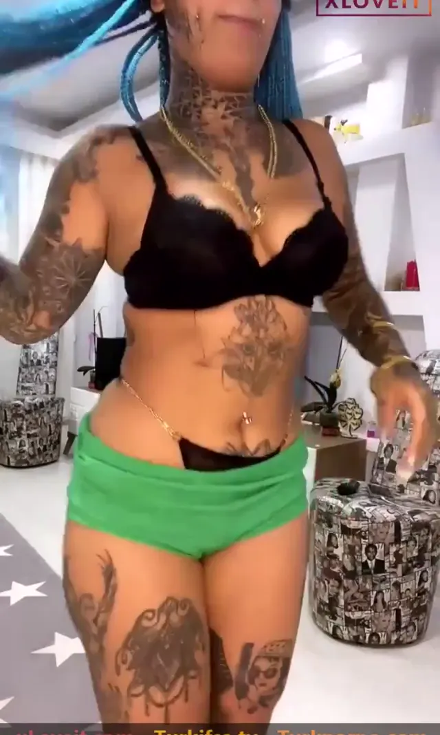 Raperin Yılmaz ifşa Müziğe dayanamayıp twerk yaptı — Raperin Yılmaz — Canlı Yayınlar · sahne 3
