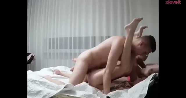 Rus Porno film Lavuk kızı sikerken 2 kadın yiyişti — Amatör Porno · sahne 2