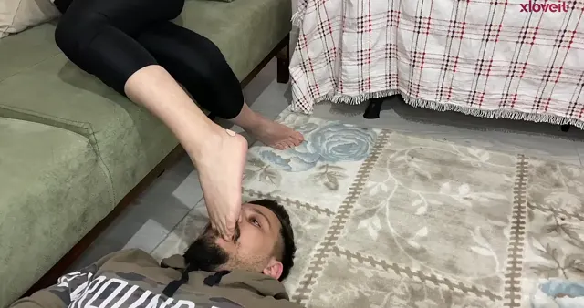 Sahibe kadın köle kocasının sırtına bindi — Keyifhane — Türk ifşa · sahne 1