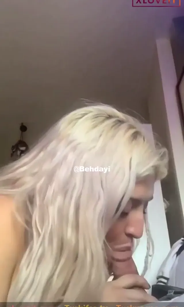 Sarışın sakso Hayalsi yayında dalgayı ağzına aldı — Amatör Porno · sahne 1