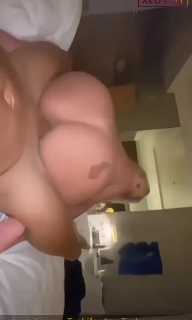 Naz Elbir Porno Kol gibi yarrağa oturup kalktı — Naz Elbir — Amatör Porno · sahne 2