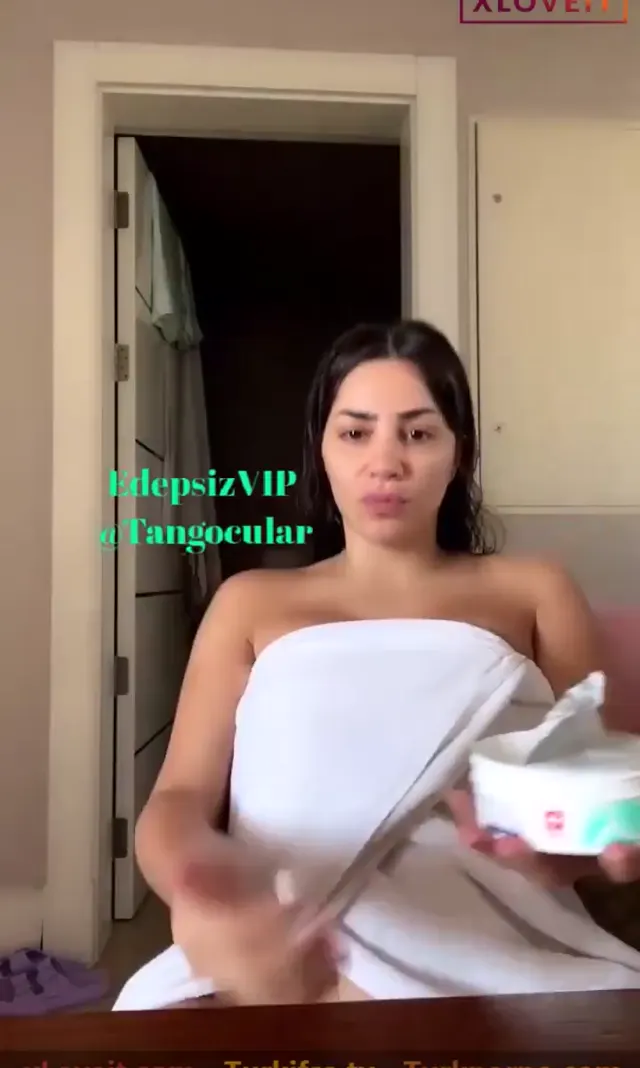 Serpil Cansız ifşa Duştan sonra havlulu vücudunu kremledi — Serpil Cansız — Canlı Yayınlar · sahne 1