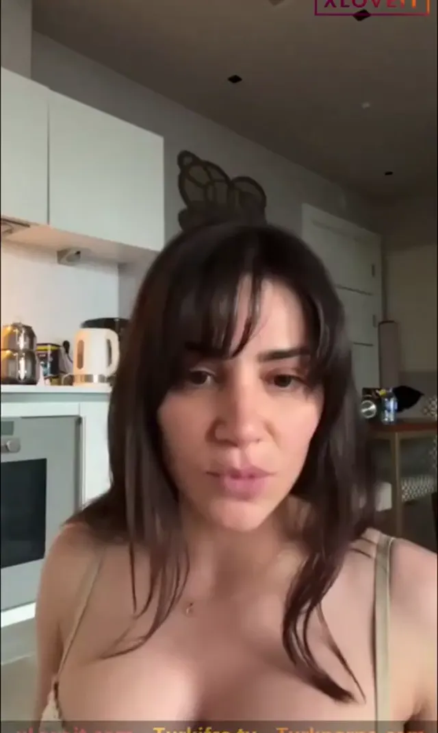 Serpil Cansız ifşa İç çamaşırlı danslı canlı yayın videosu — Serpil Cansız — Canlı Yayınlar · sahne 2