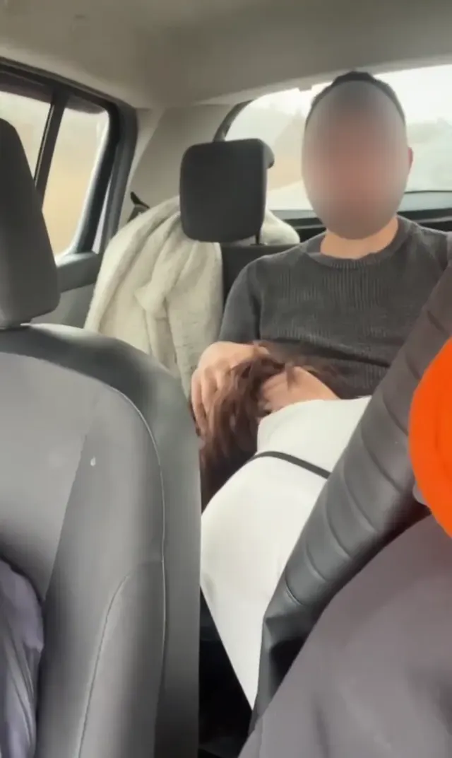 Kocası araba sürerken Hotwife Cansu sakso çekti — Hotwife Cansu — Amatör Porno · sahne 1