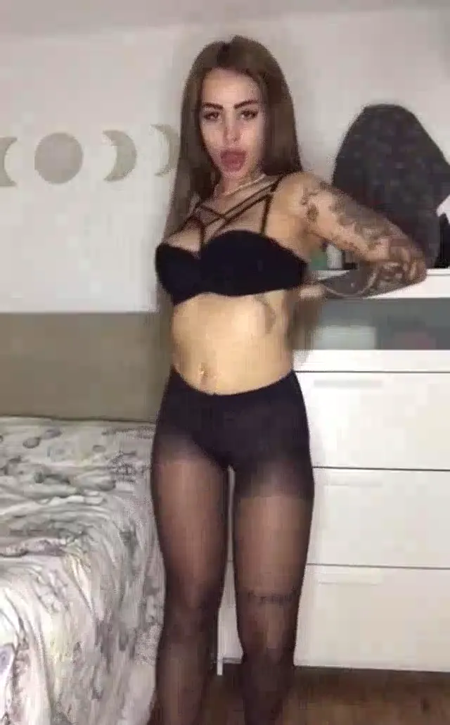 Shawty ifşa Külotlu çoraplı dildosuyla nude show yaptı — Shawty — Bedava Porno · sahne 1
