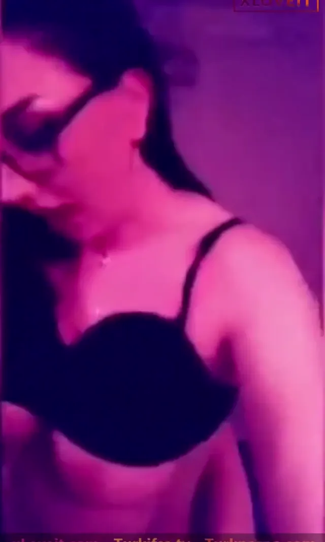 Narin Esmersoy ifşa Genç elemana kucakta meme yalattı — Narin Esmersoy — Türk ifşa · sahne 1