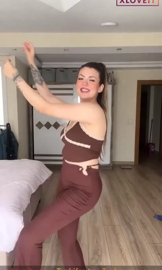 Simge Barankoğlu ifşa Dans ettiği videoları seyret — Simge Barankoğlu — Türk ifşa · sahne 1