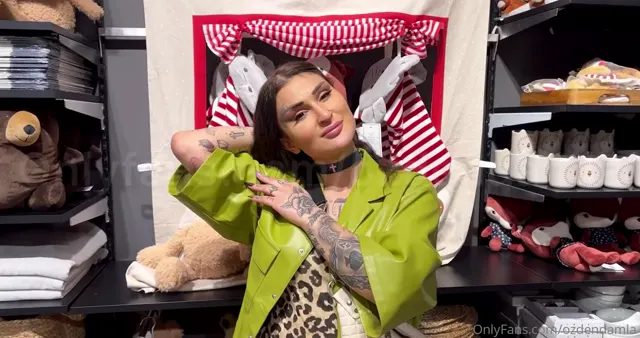 Soyunma Kabininde Sex Damla özden Konulu konuşmalı porno filmi — Damla Özden — Konulu Porno · sahne 1