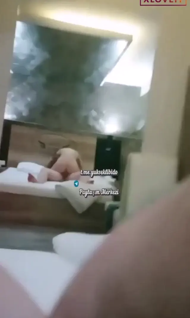 Sütlü Çikolata — Sütlü Çikolata Porno Otel odasında aynadan sikişini çekti · sahne 3
