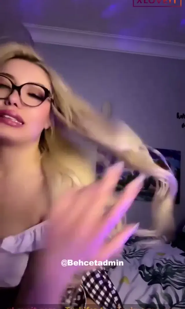 Tango Açelya ifşa ünlü yayıncı amına zenci dildo sapladı — Açelya — Canlı Yayınlar · sahne 1