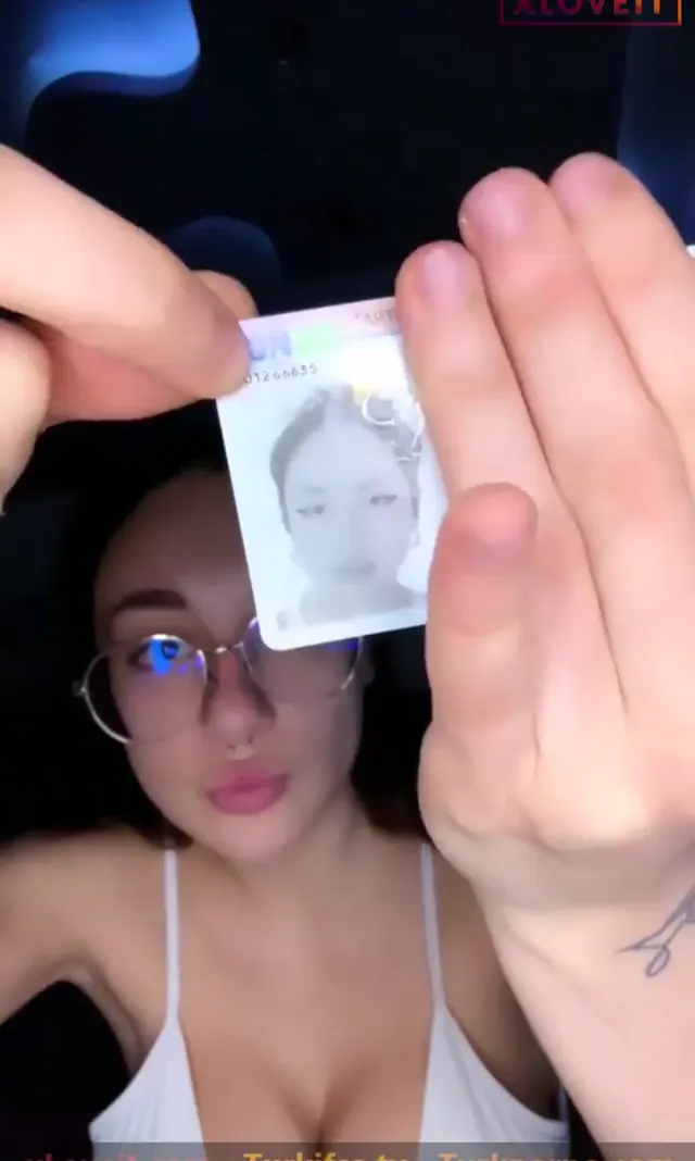 Ayla ifşa Beyaz iç çamaşırlı canlı yayın videosu — Tango Ayla — Canlı Yayınlar · sahne 3