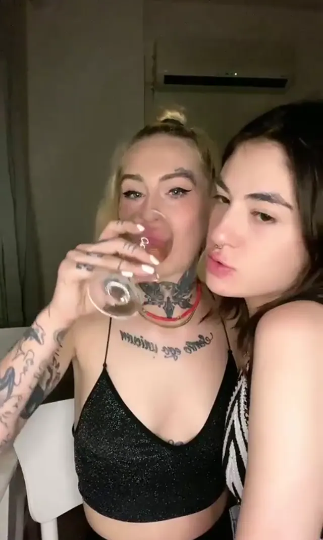 Tango Aysuca ifşa Lezbiyen kızdan yayın izle — Canlı Yayınlar · sahne 3