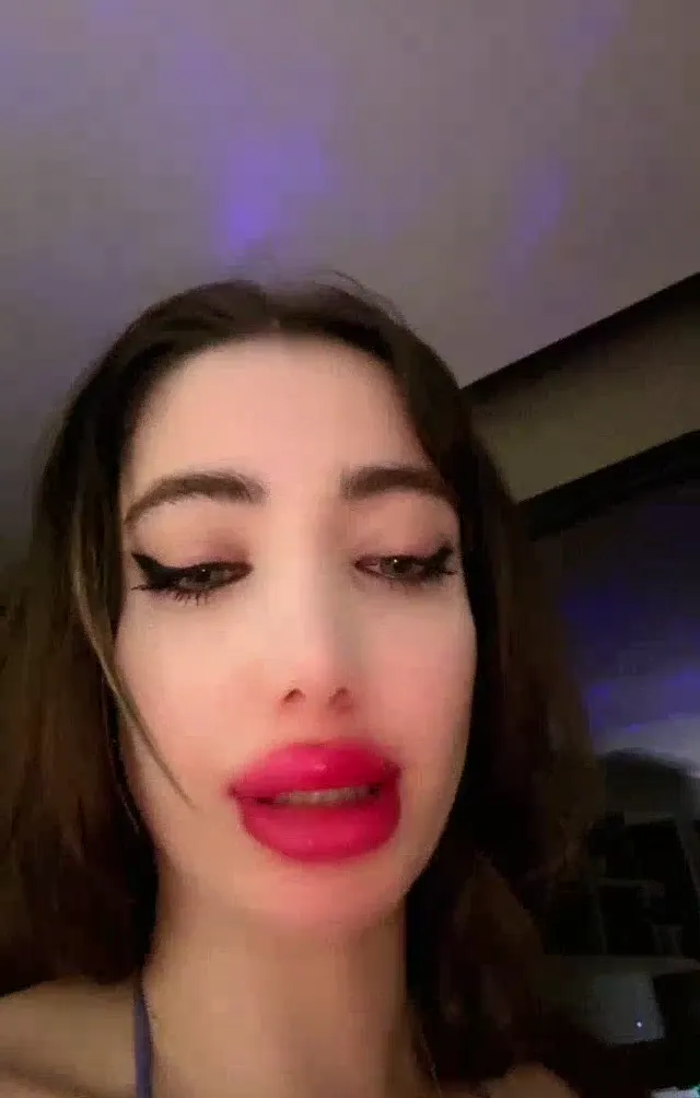 Tango BenPoine ifşa Sexy kalçalarını kameraya dayadı — Tango Poine — Bedava Porno · sahne 1