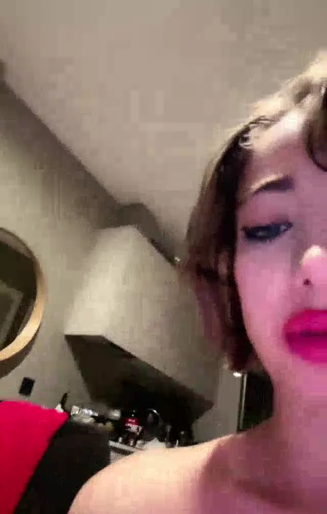 Tango BenPoine ifşa TV önünde uzanıp fiziğini sergiledi — Tango Poine — Bedava Porno · sahne 1