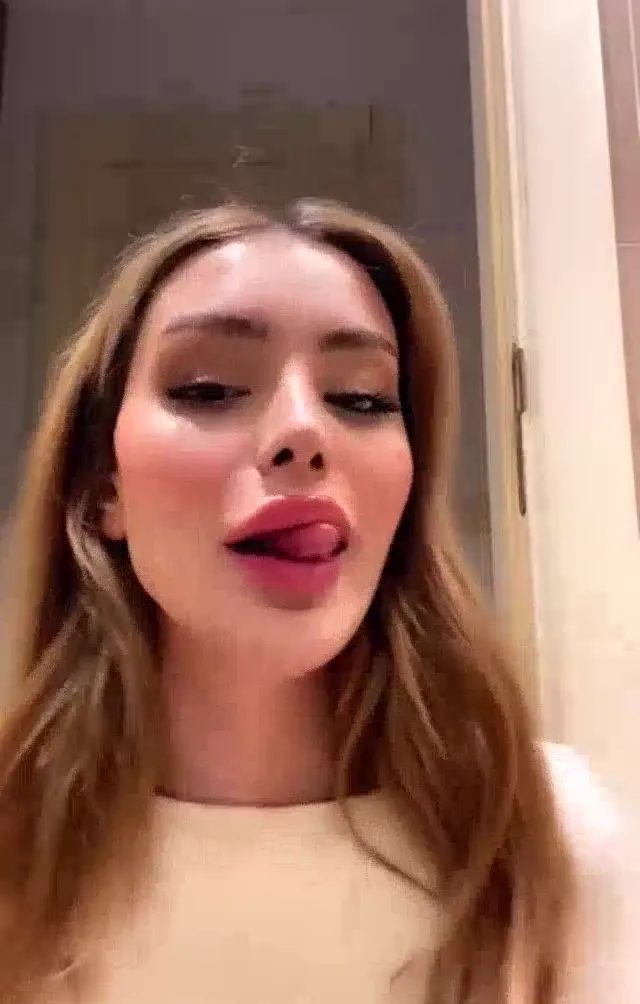 Tango Celine ifşa büyüleyici seksi kız canlı izle — Tango Celine — Bedava Porno · sahne 2