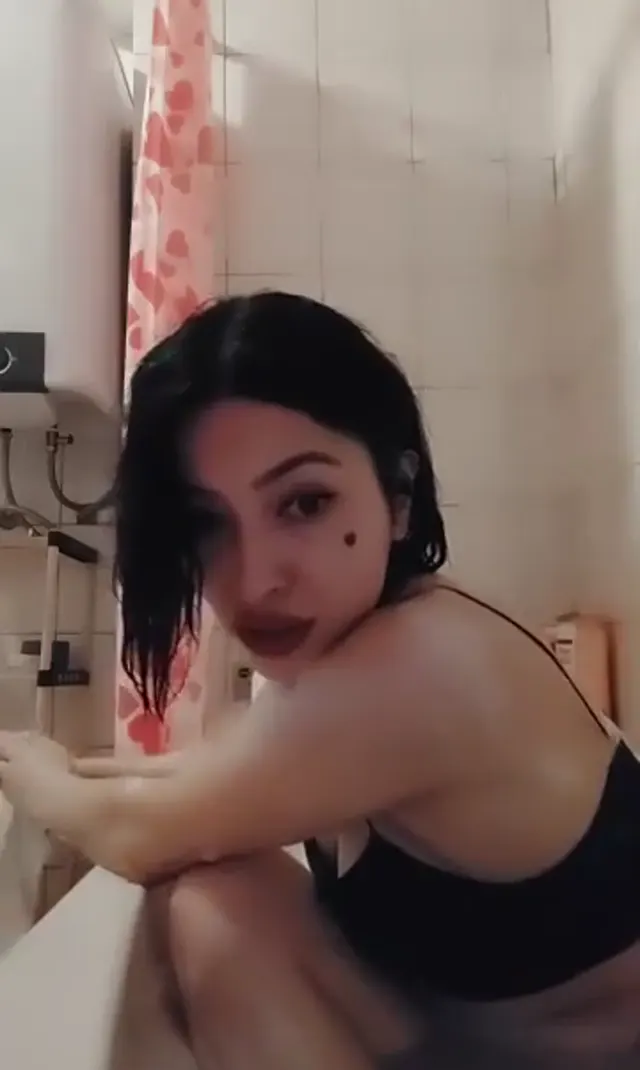 Tango naz ifşa Küvette suyun içinde yayın yaptı — Tango Naz — Canlı Yayınlar · sahne 3