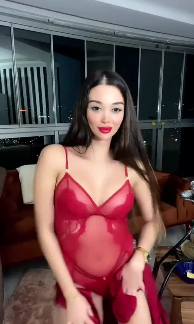 Tango Seziş ifşa Kırmızılar içinde dans etti — Tango Seziş — Canlı Yayınlar · sahne 3