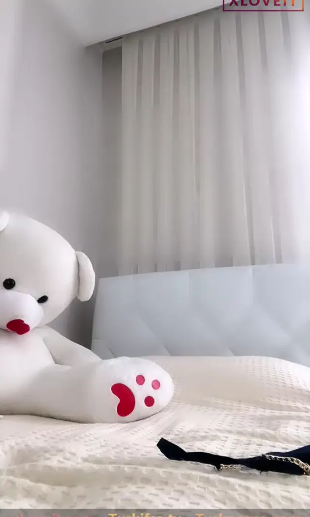 Tango Su ifşa Gömlekli meme dekoltesiyle canlı yayında — Tango Su — Canlı Yayınlar · sahne 3