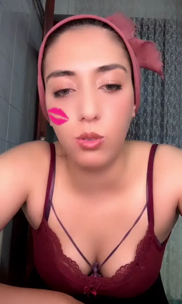 Türbanlı Yağmur — Türbanlı Yağmur ifşa Meme açıp dildoyu ağzına aldı · sahne 1