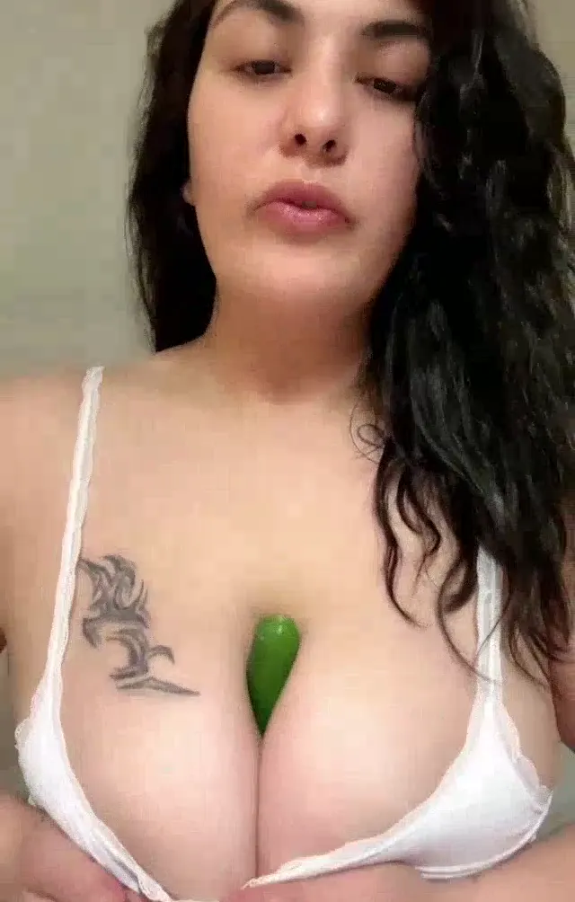 Tokyo ifşa memelerinin arasına salatalık soktu — Tango Tokyo — Bedava Porno · sahne 1