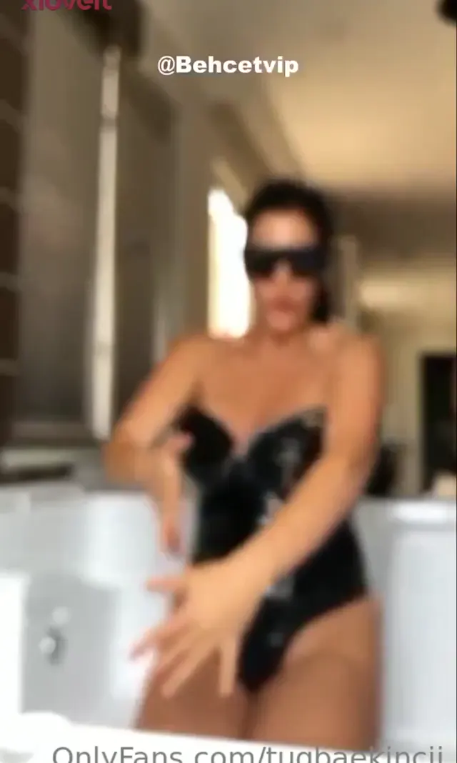 Tuğba Ekinci ifşa Onlyfans açıp skim s2m videolar atmış — Türk ifşa · sahne 3