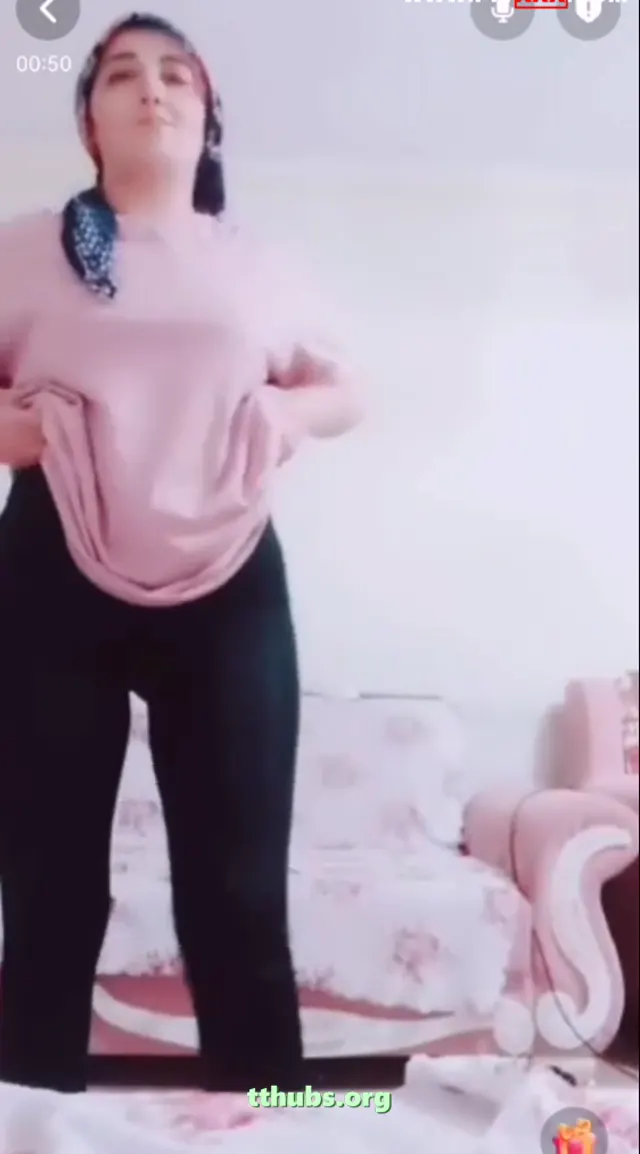 Türbanlı köylü kızı, sevgilisine görüntülü olarak memlerini gösteriyor - Porno Video — Türk ifşa · sahne 1