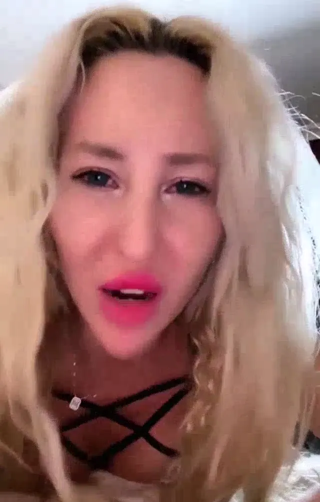 Ulyana ifşa Seksi hatundan jartiyerli göt show — Tango Ulyana — Bedava Porno · sahne 1