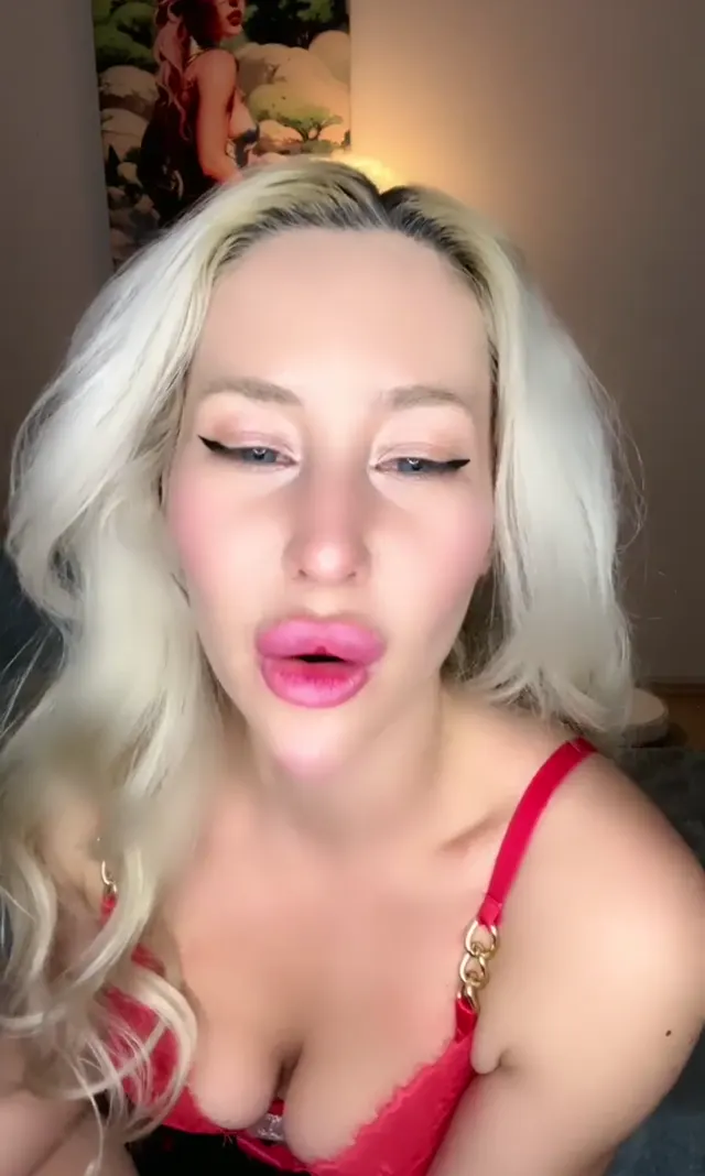 Ulyana ifşa Seksi kalçalarını konuşturdu — Tango Ulyana — Canlı Yayınlar · sahne 2